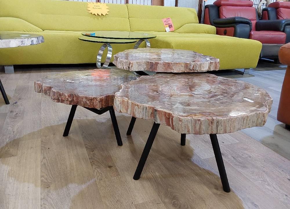 Tables en bois fossilisé